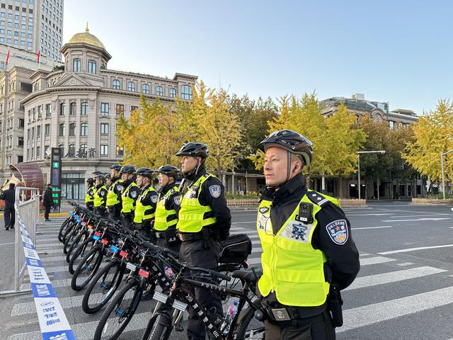 津京德比安保严防死守国安球迷被警方保护进场(图1)