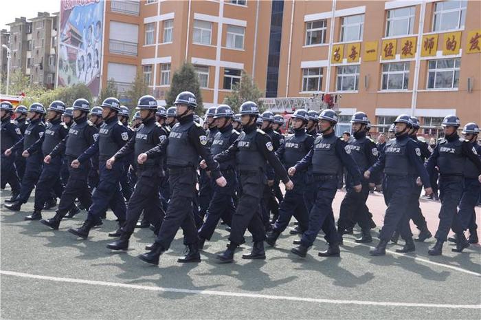 仙桃马拉松全程安保赛道内外尽显警务精神(图1)