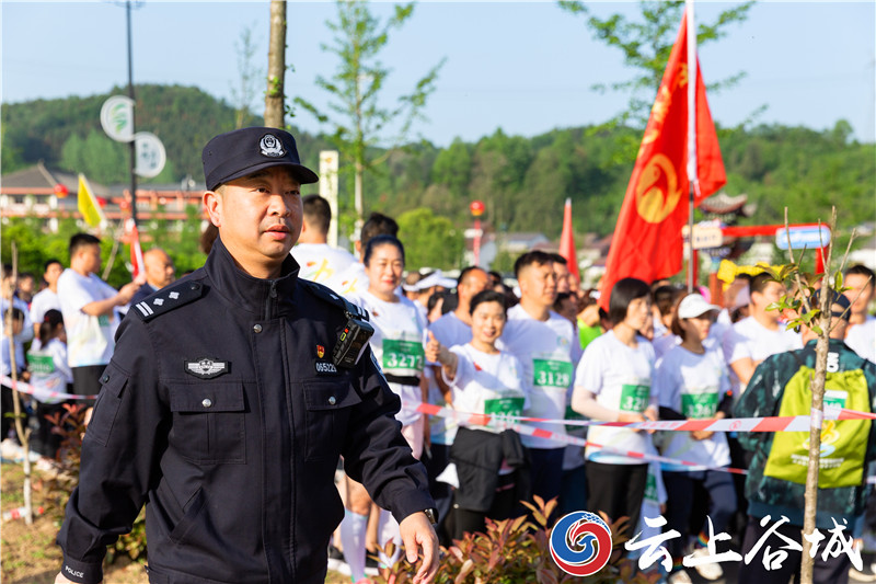 湖北随州千余警力护航马拉松赛事安全顺畅(图1)