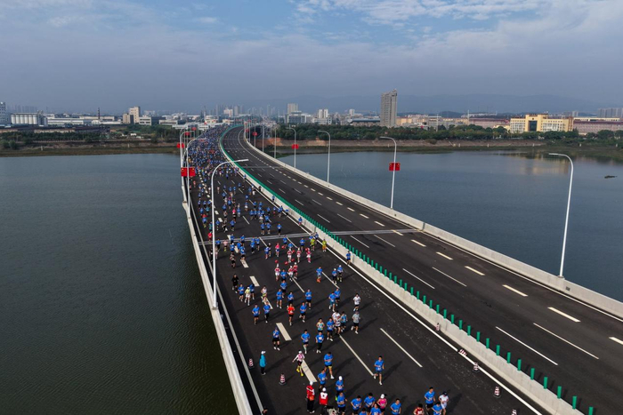 织密“花海赛道”钢铁防线人健康跑(图1)