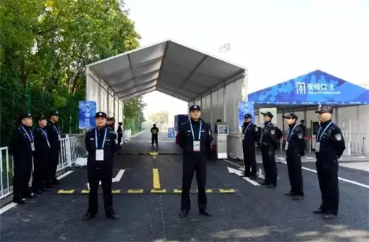 汉马遇花期武汉江岸区交警全警护航(图1)