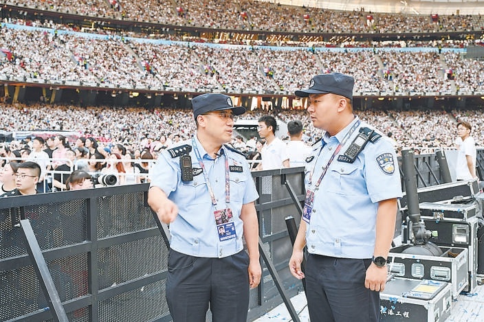 港城公安护航“苏超”主场(图1)