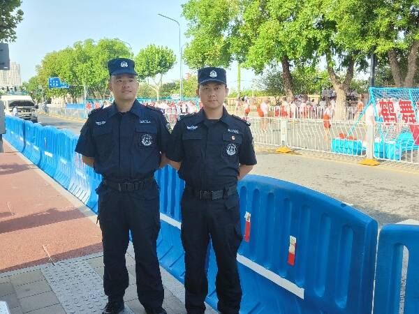 阜南公安民警用守护“靓”出中国皖美骑行赛王家坝站风“警”线(图1)