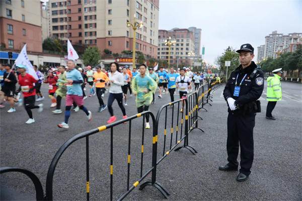 崇州警方“三项举措”护航2025崇州半程马拉松安保赛事(图1)